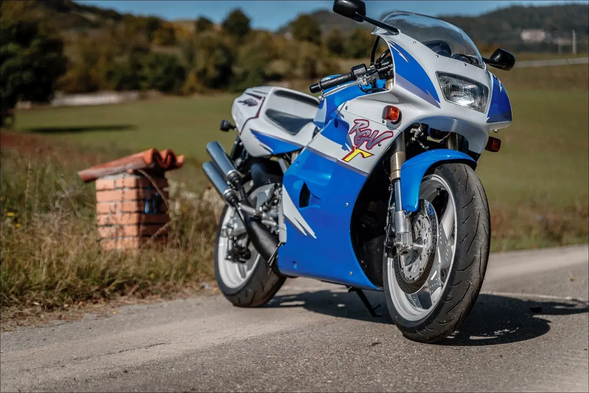 Suzuki RGV 250 TEST Youngtimer: una moto 2 tempi da corsa con la targa (7)