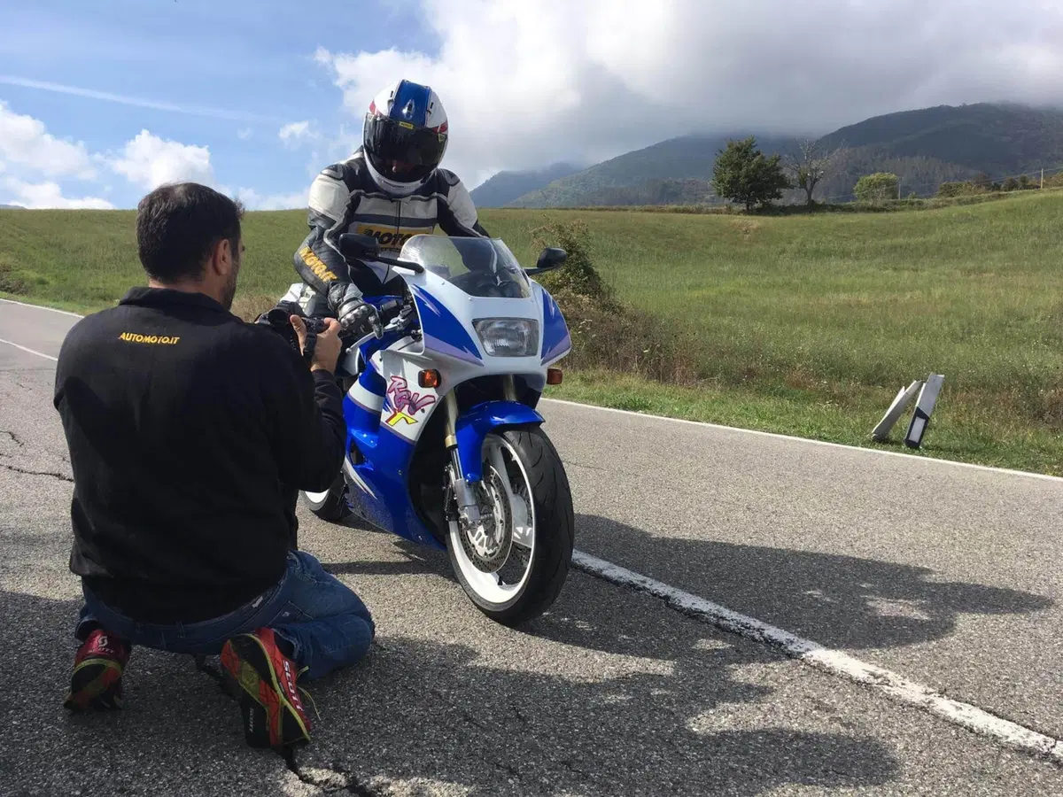 Suzuki RGV 250 TEST Youngtimer: una moto 2 tempi da corsa con la targa (2)