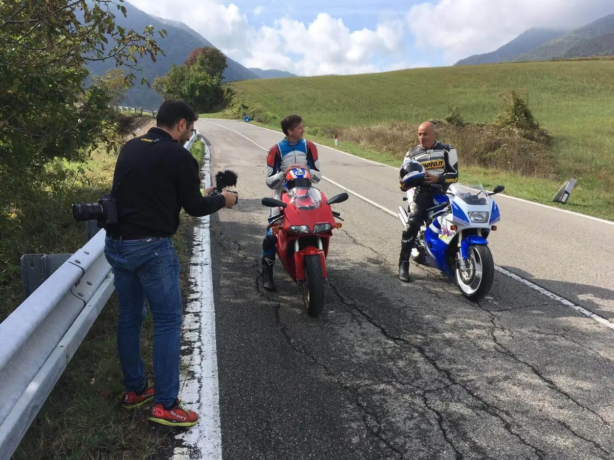 Suzuki RGV 250 TEST Youngtimer: una moto 2 tempi da corsa con la targa (3)