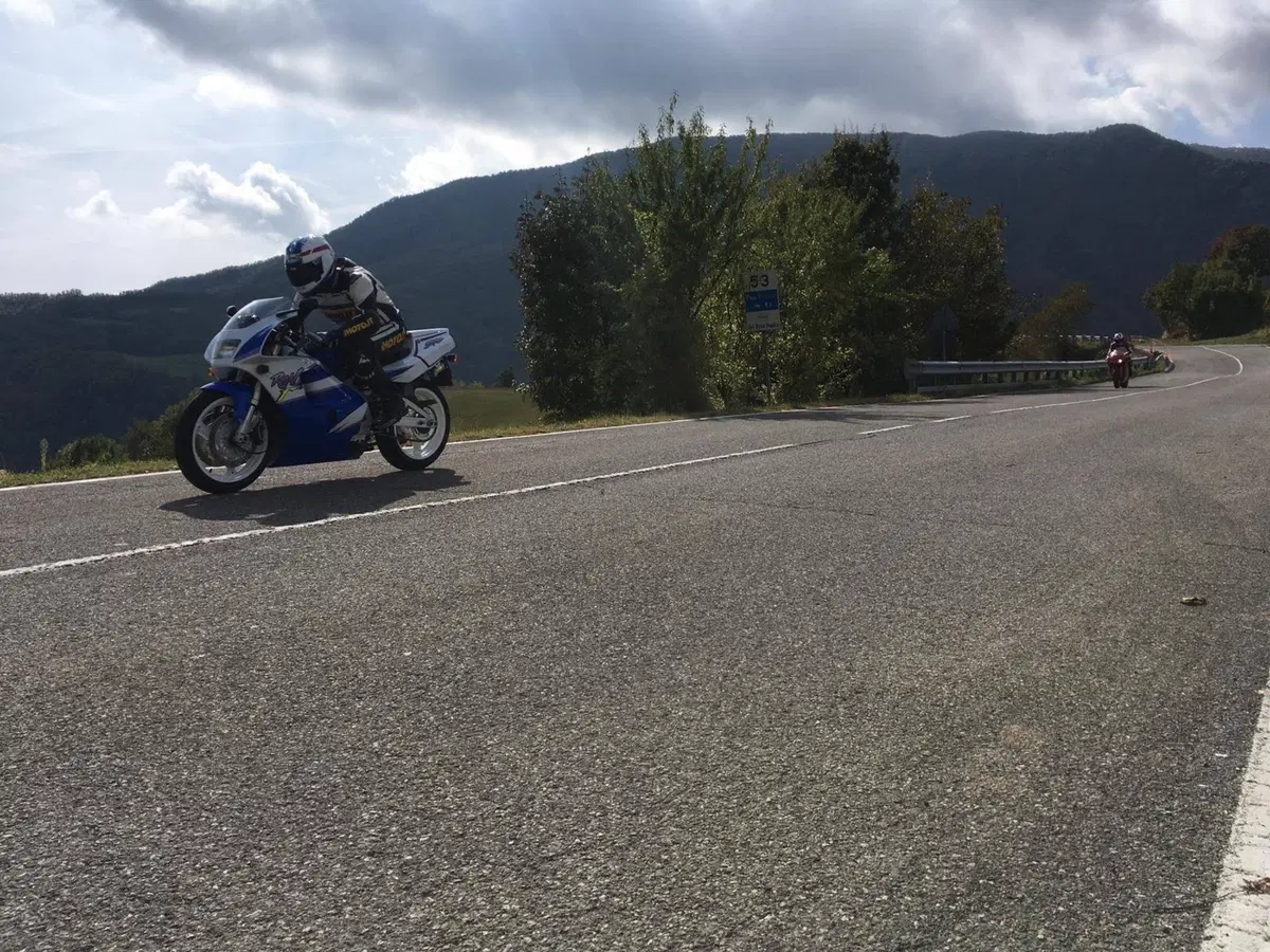 Suzuki RGV 250 TEST Youngtimer: una moto 2 tempi da corsa con la targa (4)
