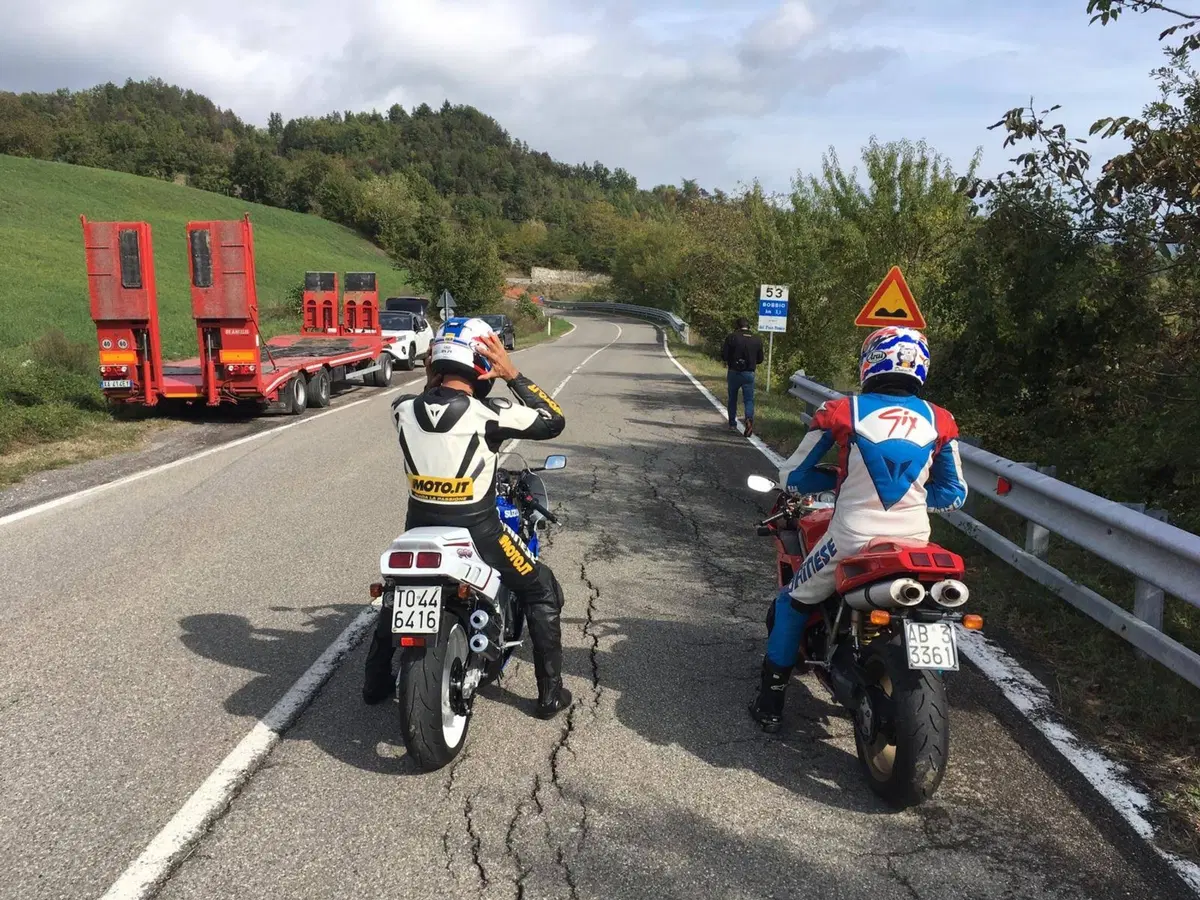 Suzuki RGV 250 TEST Youngtimer: una moto 2 tempi da corsa con la targa (6)