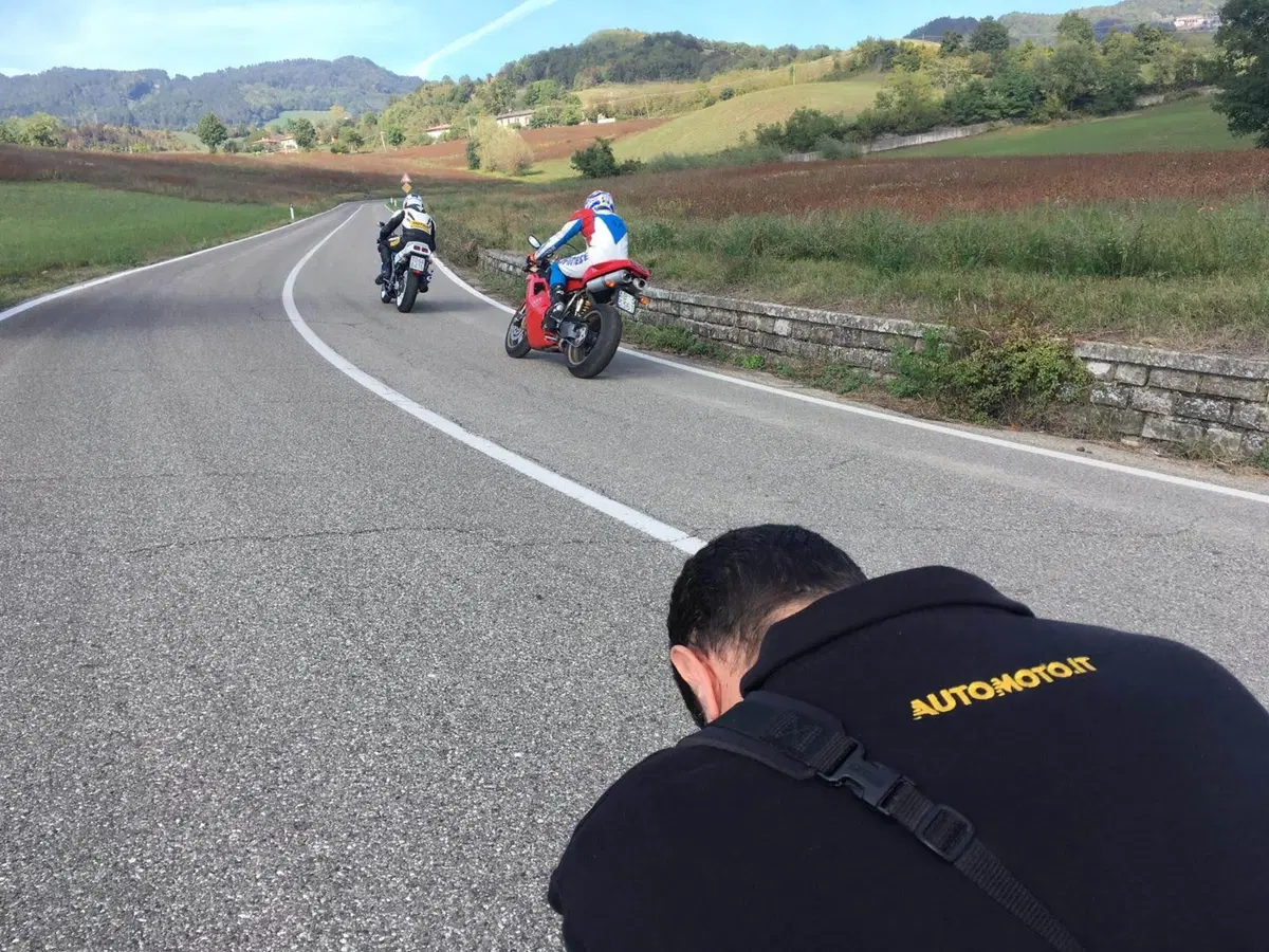Suzuki RGV 250 TEST Youngtimer: una moto 2 tempi da corsa con la targa (5)