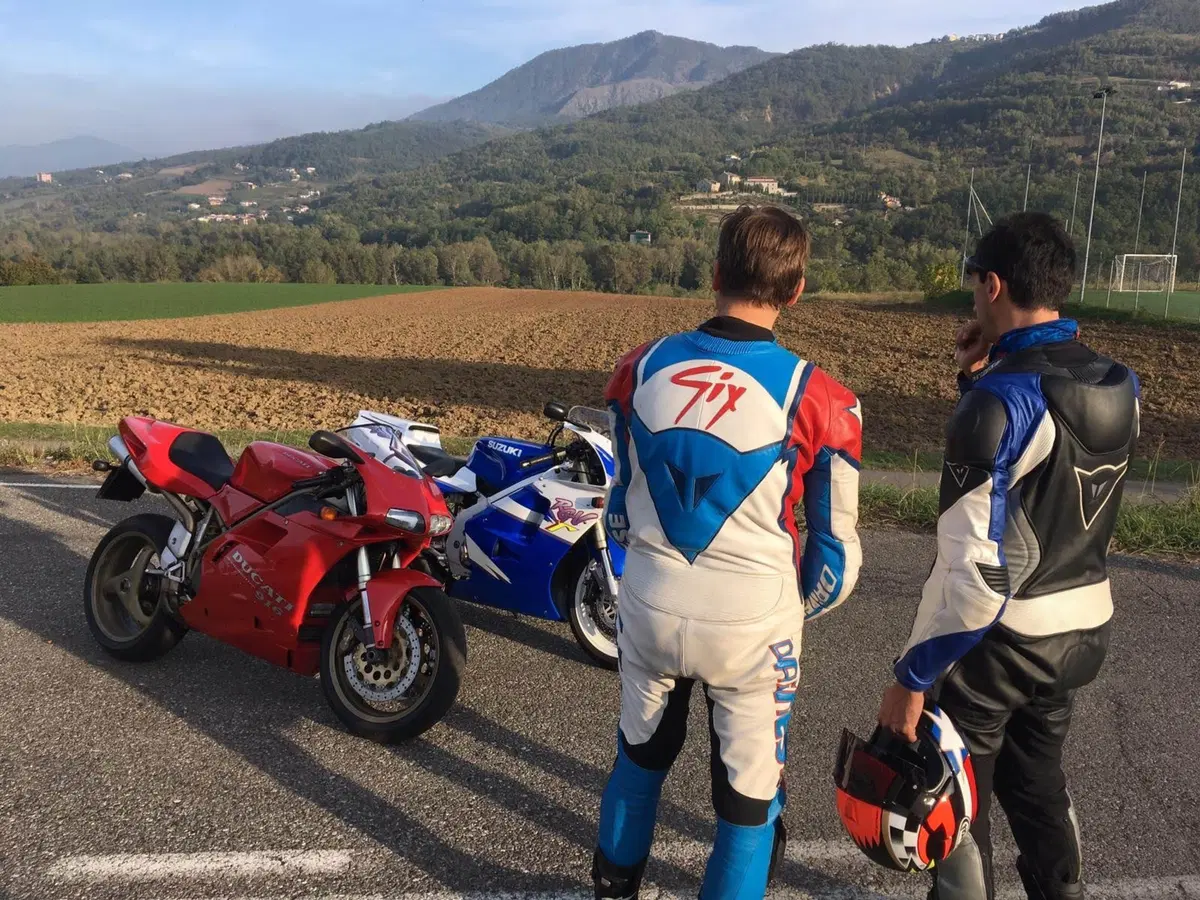 Suzuki RGV 250 TEST Youngtimer: una moto 2 tempi da corsa con la targa (7)