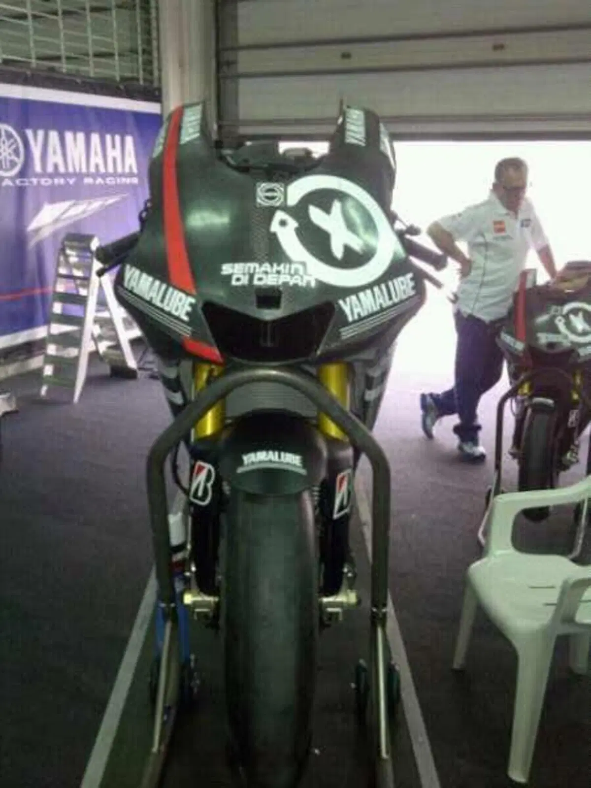La Yamaha M1 2012 di Jorge Lorenzo (2)