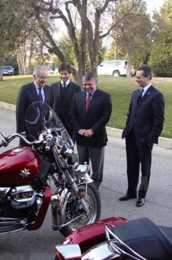 Una flotta di Moto Guzzi California 1100 alla corte di Giordania