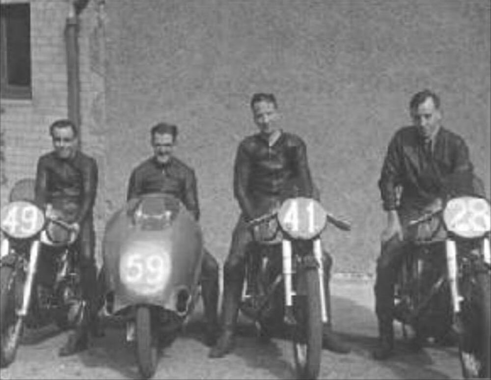 Lo squadrone Norton, da sinistra Kavanagh, Ray Amm con la Norton &ldquo;Kneeler&rdquo;, Ahearn e Surteees