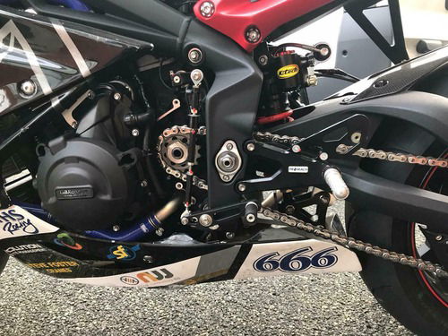 Volete farvi un bel regalo di Natale? E' in vendita la Triumph Daytona 675 di Peter Hickman (3)