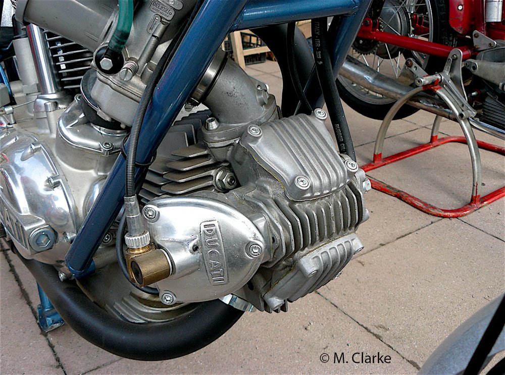 Ecco una testa identica a quella visibile al museo Ducati, finita e montata sul motore di una 750 SS del 1974