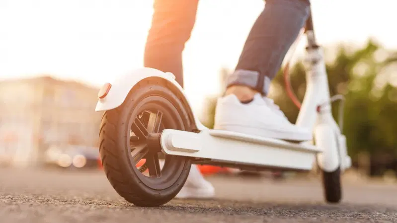 Monopattini elettrici equiparati alle le bici. L'emendamento approvato nella notte