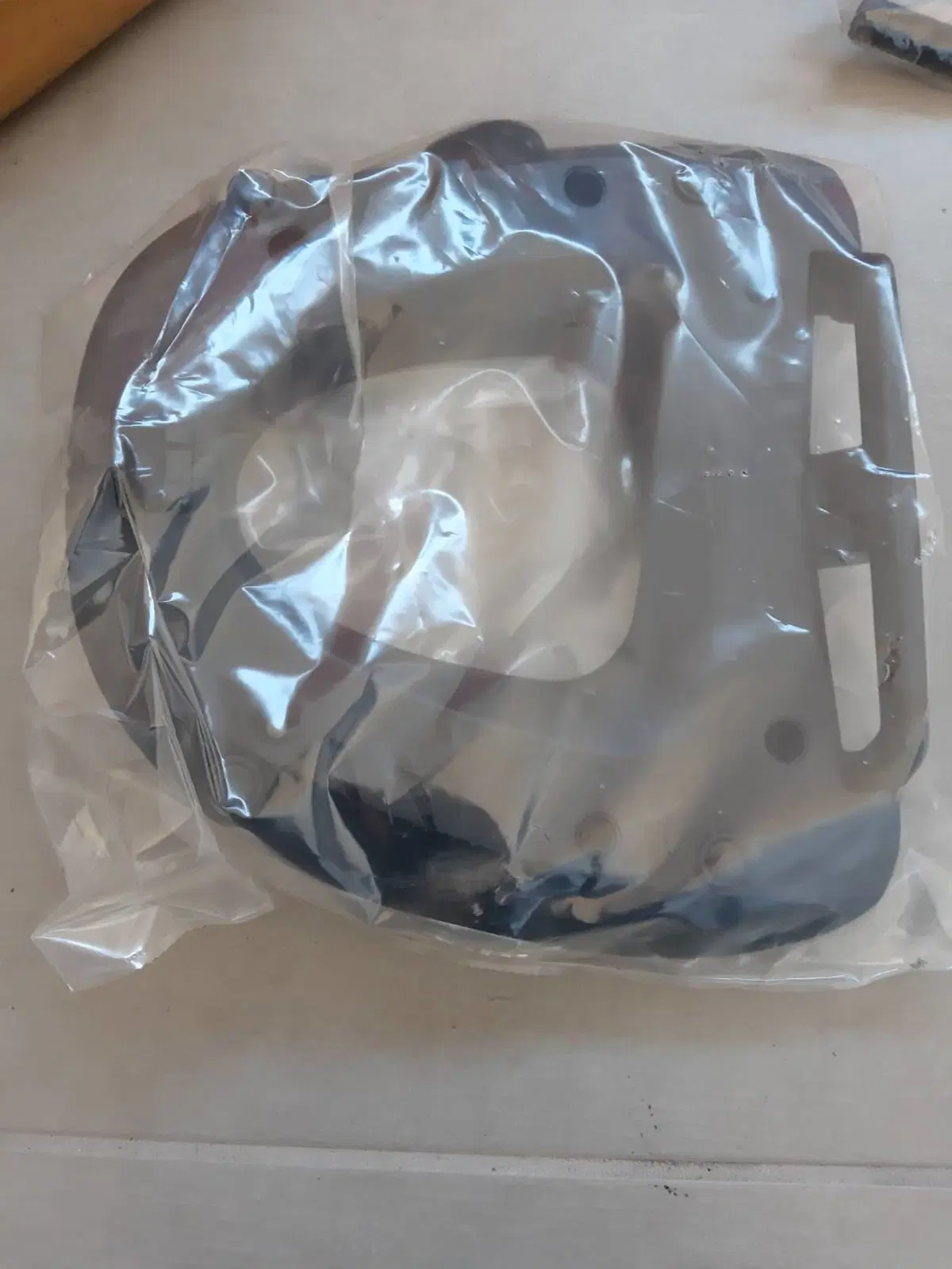 Porta valigia bauletto Givi per T Max 500 2008 (3)
