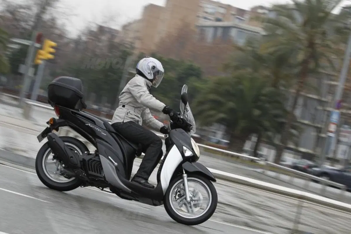 Yamaha Xenter 125  (7)
