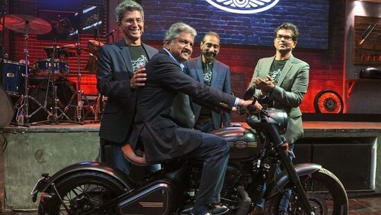 Anand Mahindra alla presentazione delle nuove Jawa