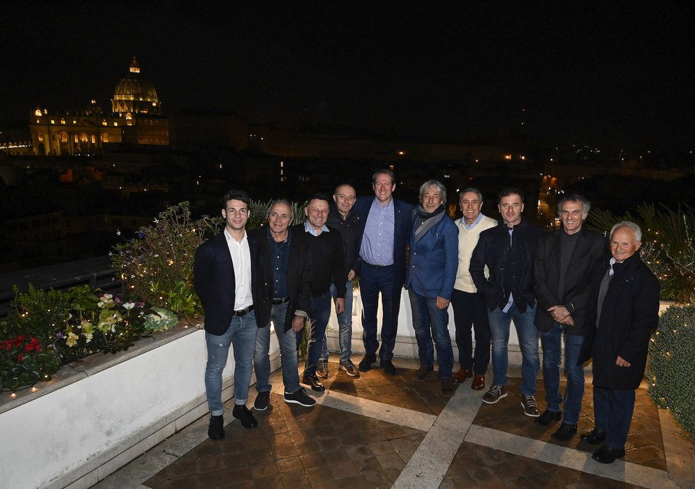 Foto ricordo dei campioni con il Presidente FMI, Giovanni Copioli, in occasione della cena di gala che ha preceduto la cerimonia dei Collari d&#039;Oro al Coni