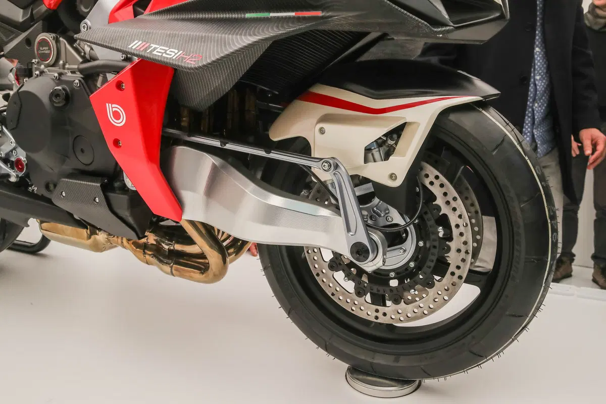 Bimota Tesi H2: Kawasaki si lancia nell’impresa (10)