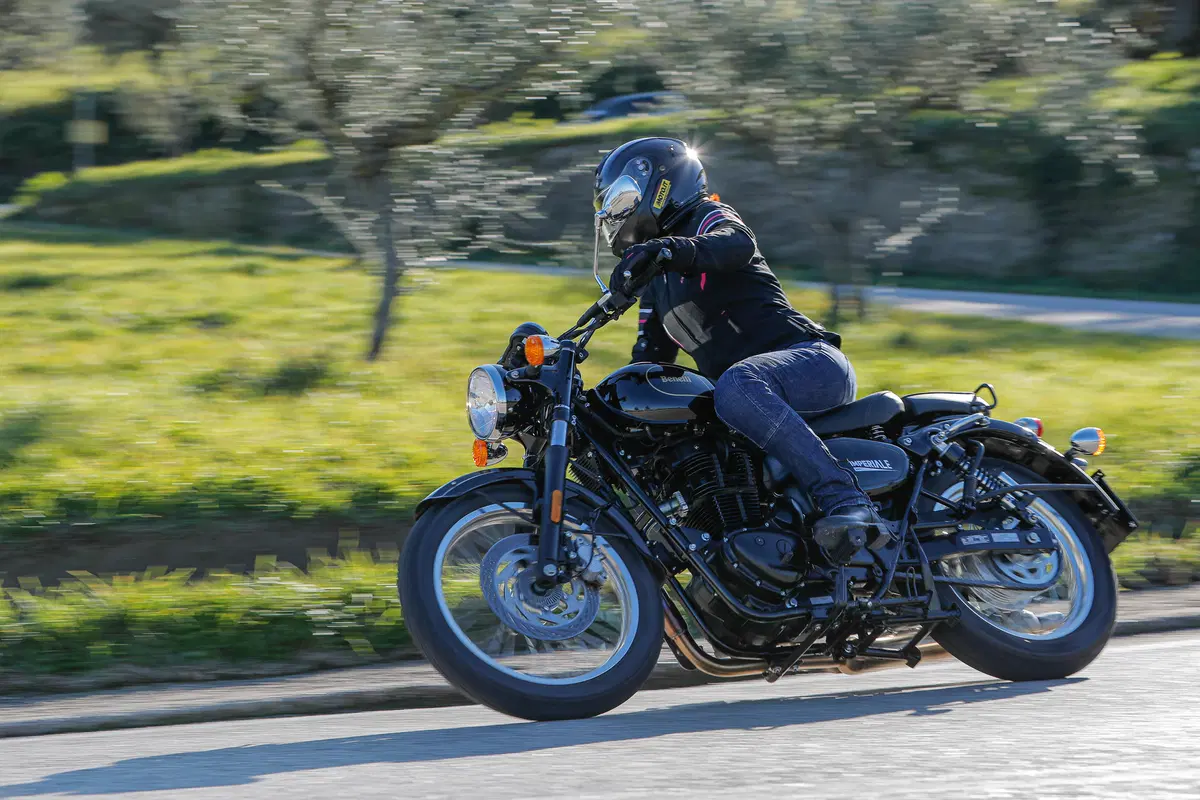Benelli Imperiale 400 TEST. Una nuova era... vintage (5)