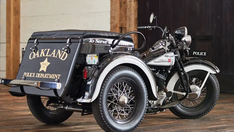 Harley Davidson Police Servi-Car: un raro esemplare del 1949 all'asta