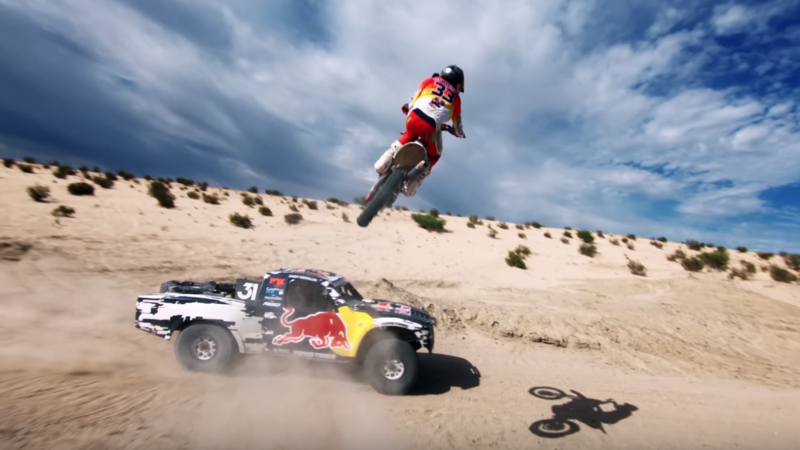 Video. Sfida nel deserto a due e quattro ruote