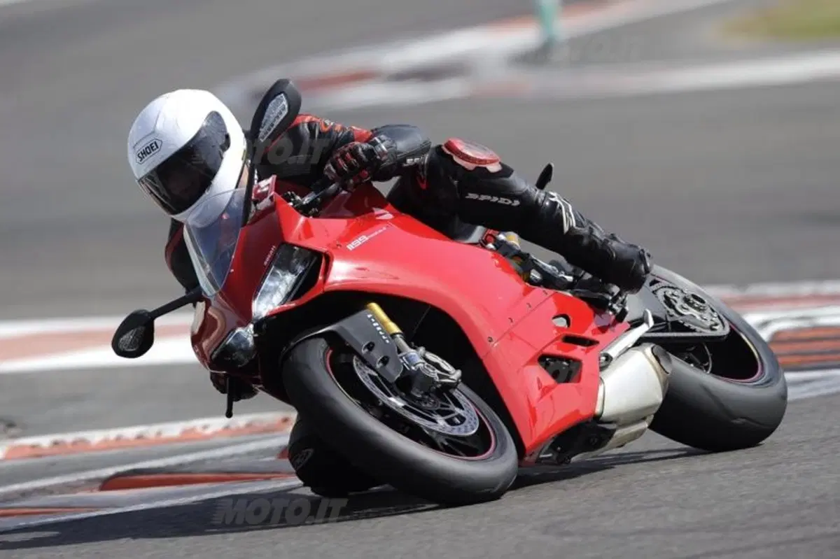 Pirelli Diablo Supercorsa SP ai cerchi della Ducati 1199 Panigale (4)
