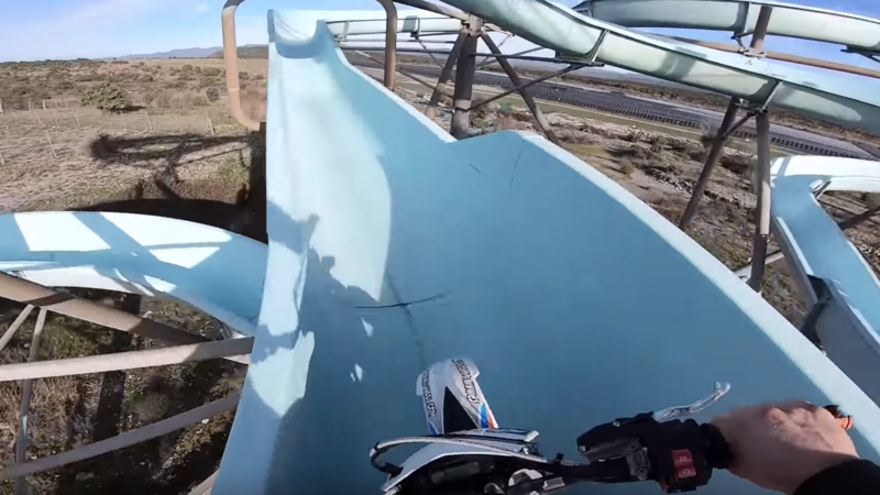 Video. In moto in un parco acquatico abbandonato