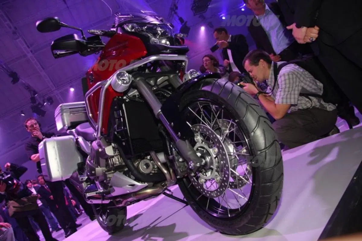 Honda Crosstourer. Già dai concessionari a 14.200 euro