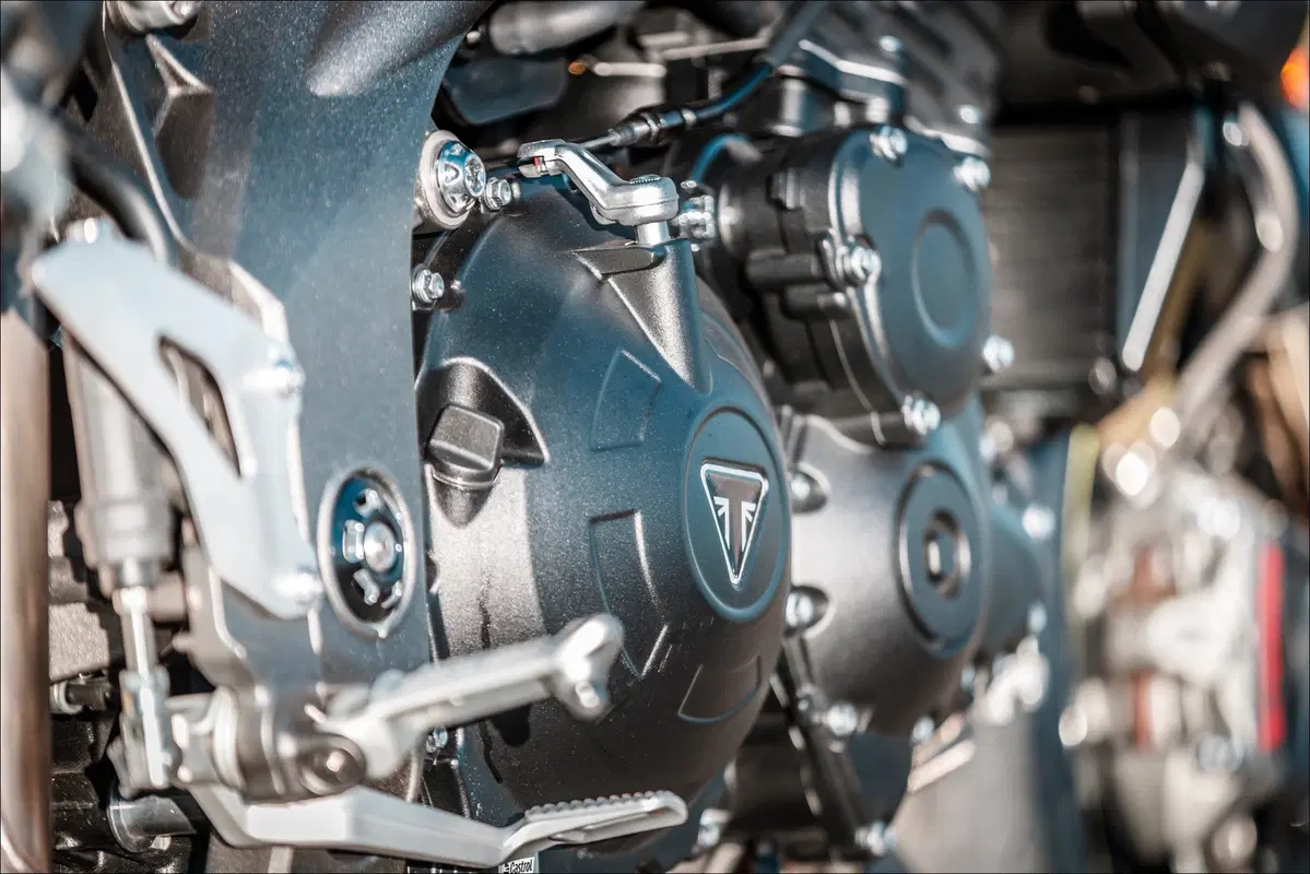 Triumph Speed Triple e Street Triple. Tre, numero perfetto (4)