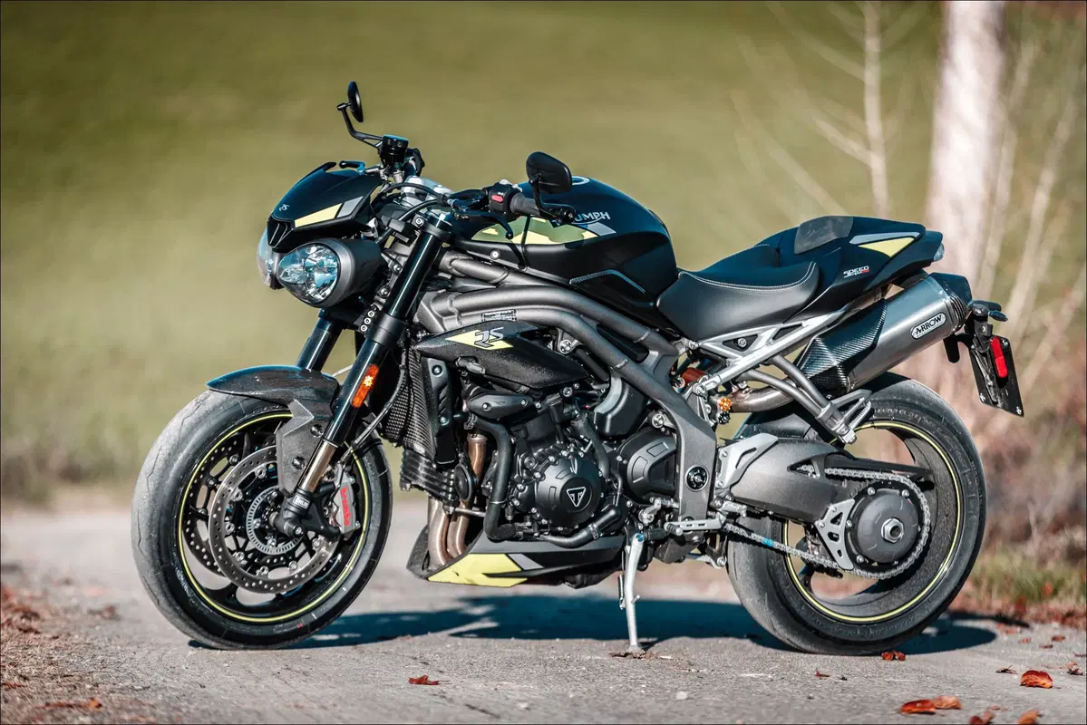 Triumph Speed Triple e Street Triple. Tre, numero perfetto (5)