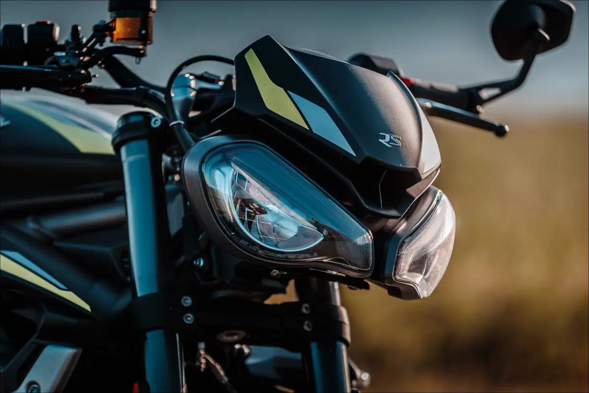 Triumph Speed Triple e Street Triple. Tre, numero perfetto (9)