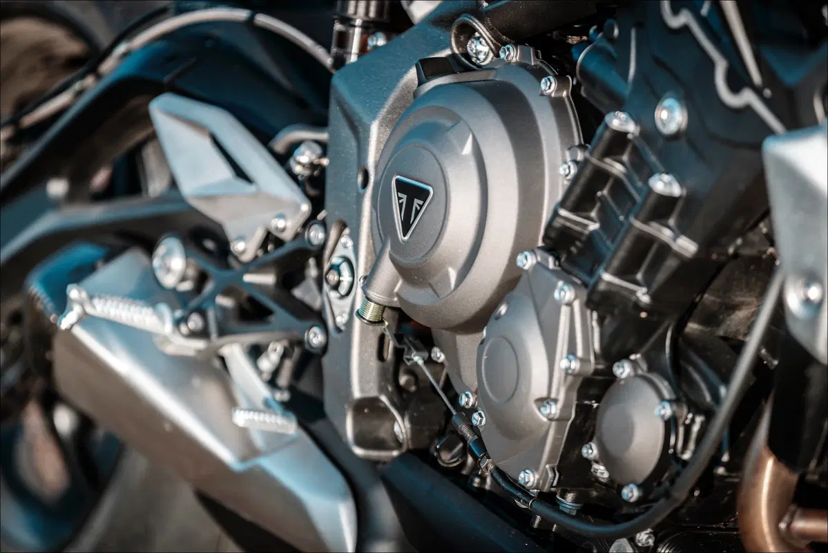 Triumph Speed Triple e Street Triple. Tre, numero perfetto (7)
