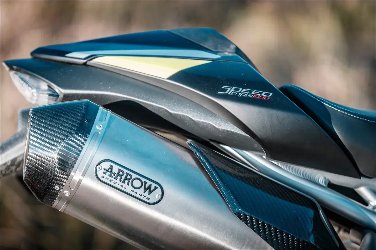 Triumph Speed Triple e Street Triple. Tre, numero perfetto (6)