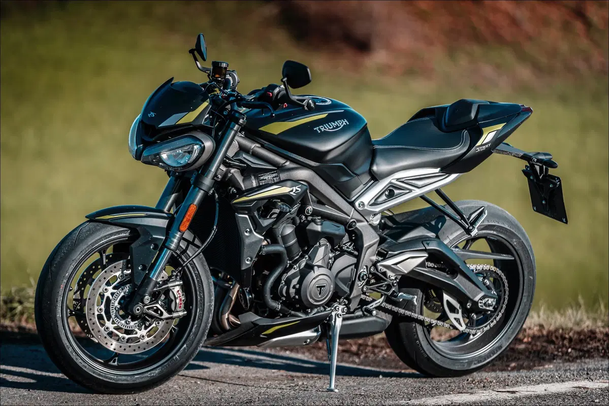 Triumph Speed Triple e Street Triple. Tre, numero perfetto (16)