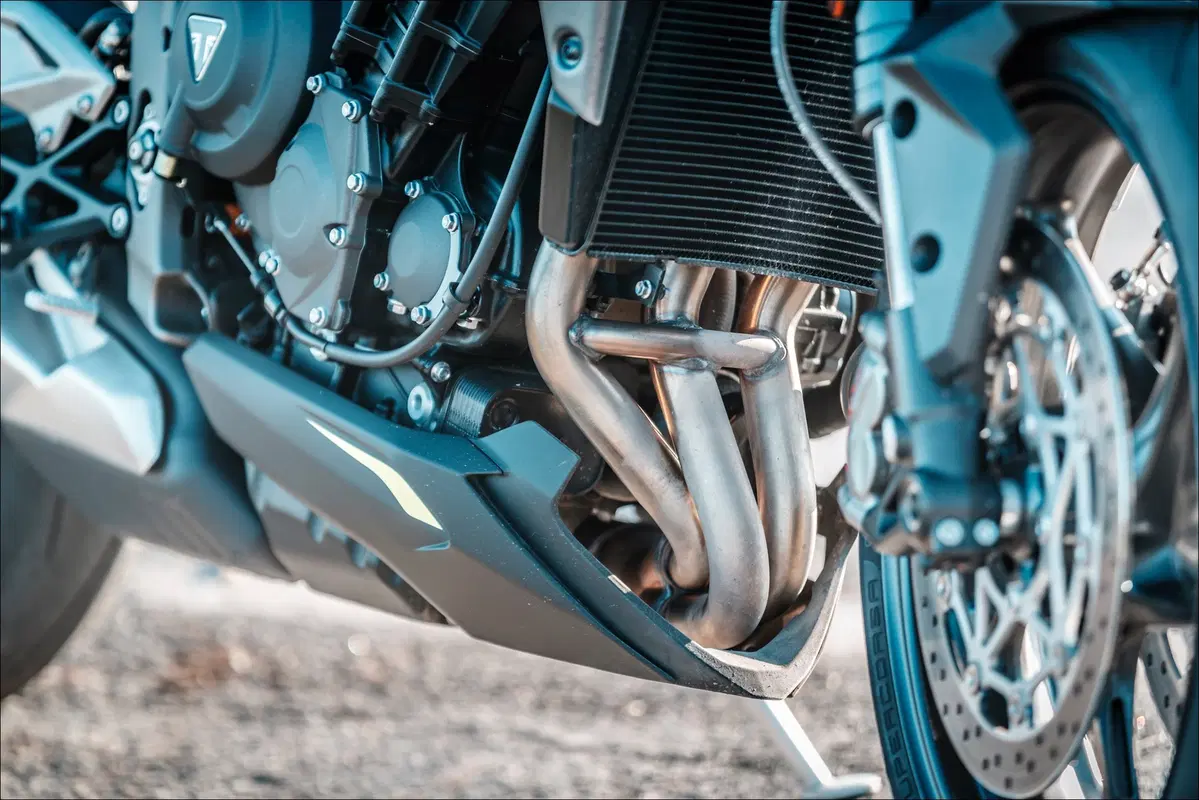 Triumph Speed Triple e Street Triple. Tre, numero perfetto (11)