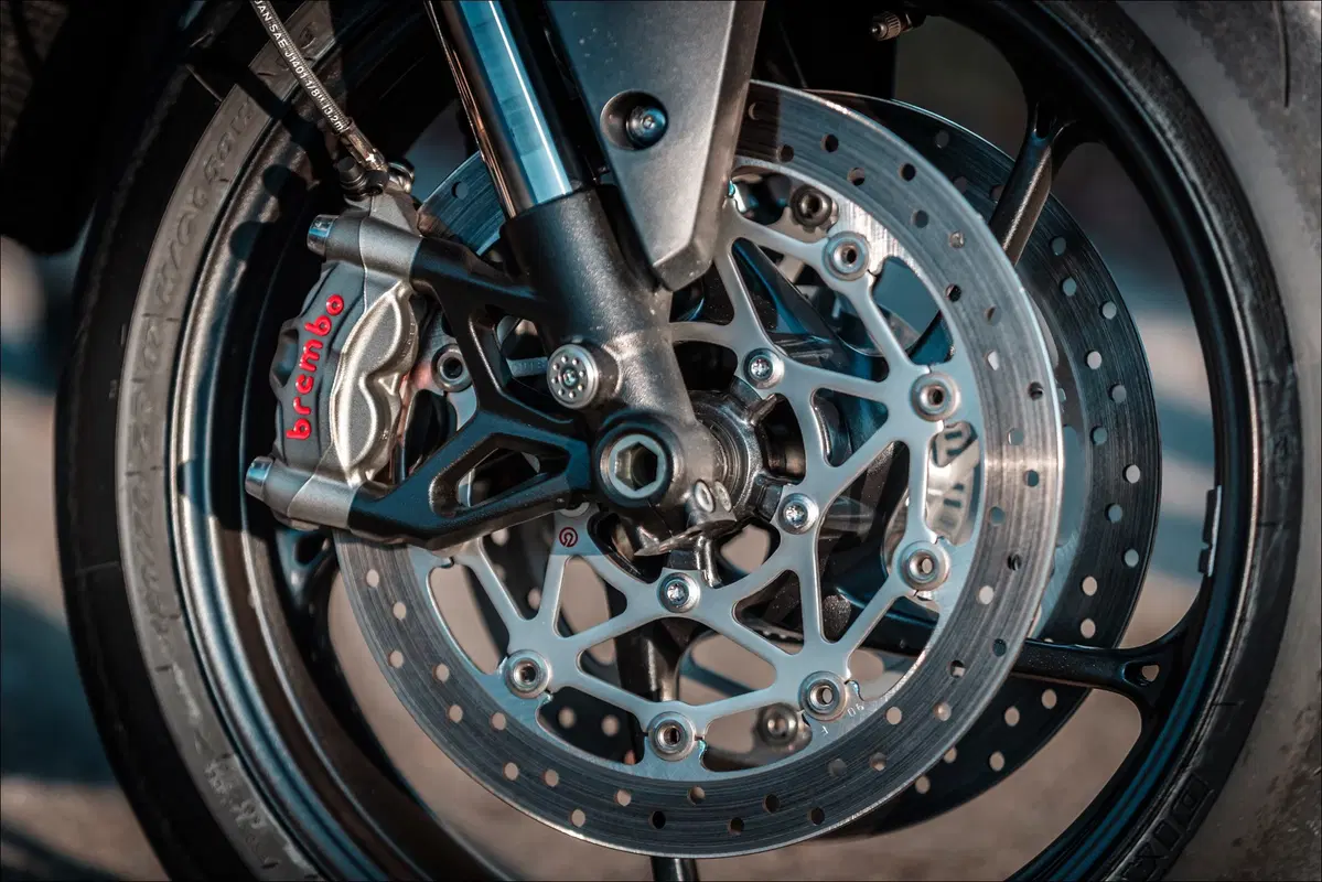 Triumph Speed Triple e Street Triple. Tre, numero perfetto (13)