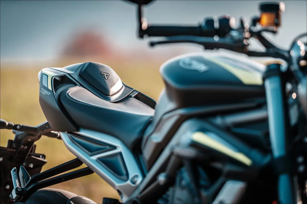 Triumph Speed Triple e Street Triple. Tre, numero perfetto (19)
