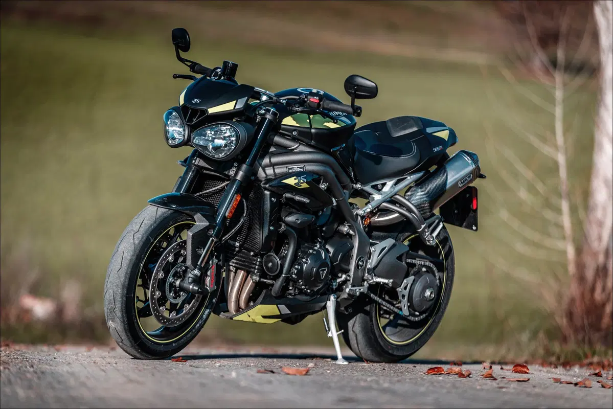 Triumph Speed Triple e Street Triple. Tre, numero perfetto (21)