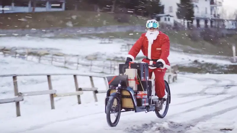 Renne in sciopero? Babbo Natale arriva sull'eBike