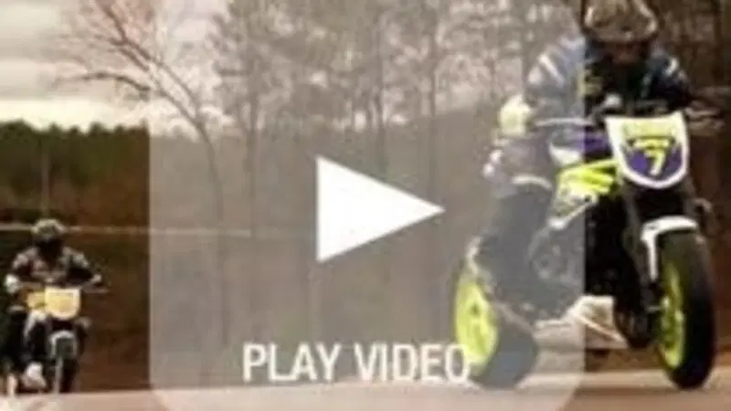 Due stuntman all'interno del Barber Motorsports Museum