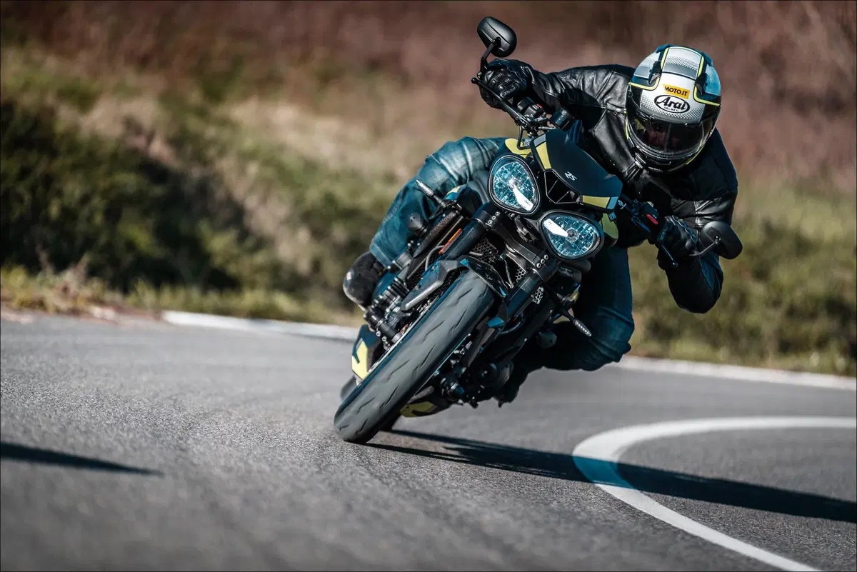 Triumph Speed Triple e Street Triple. Tre, numero perfetto