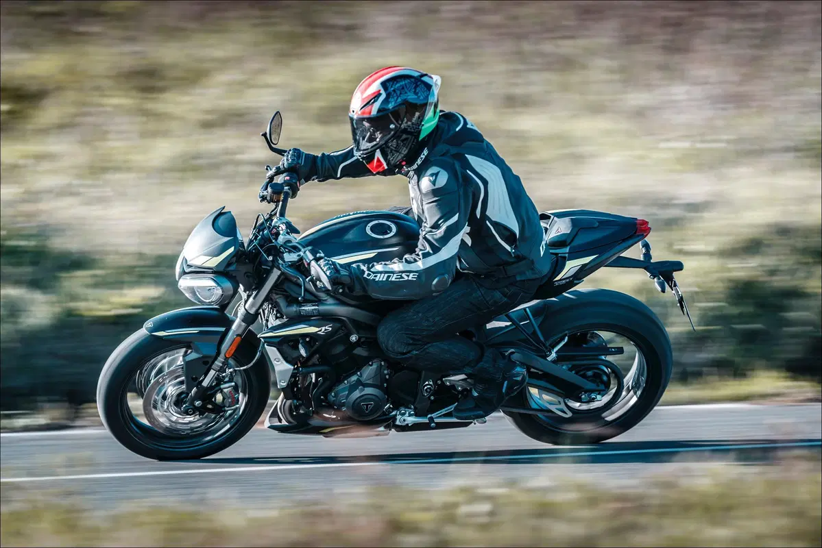 Triumph Speed Triple e Street Triple. Tre, numero perfetto (3)