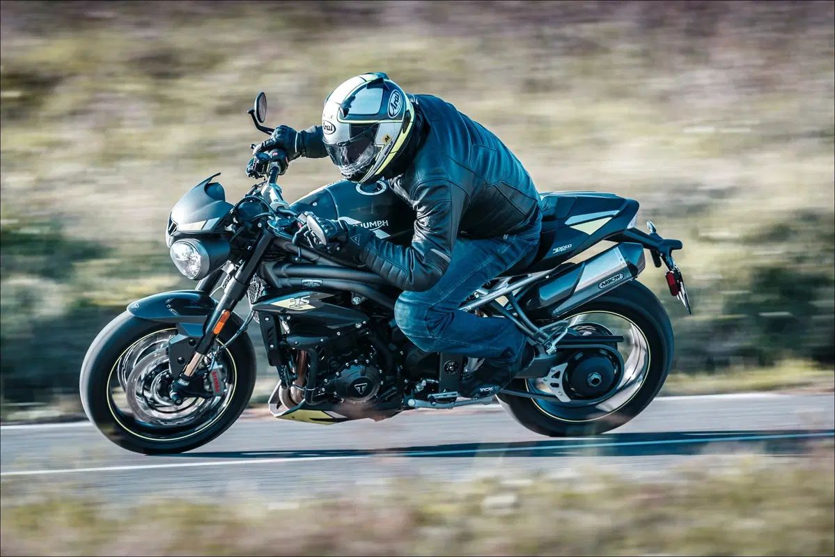 Triumph Speed Triple e Street Triple. Tre, numero perfetto (4)