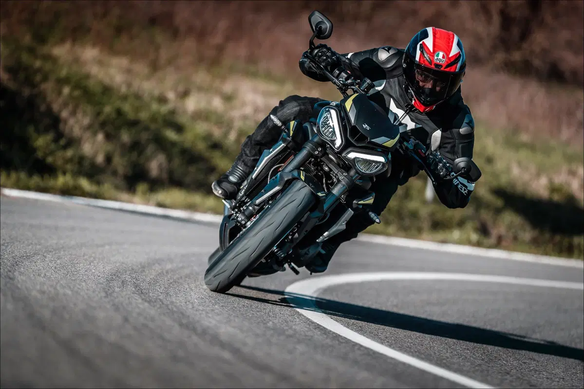 Triumph Speed Triple e Street Triple. Tre, numero perfetto (2)