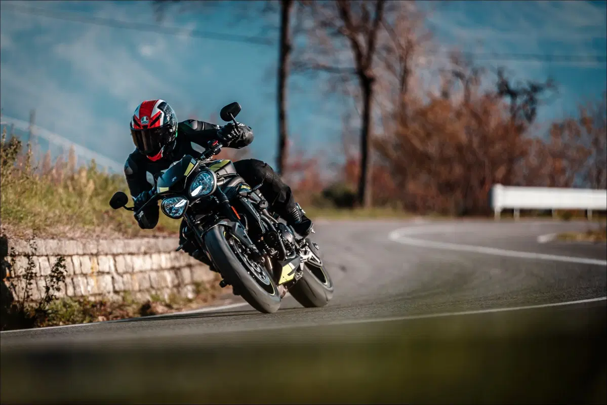 Triumph Speed Triple e Street Triple. Tre, numero perfetto
