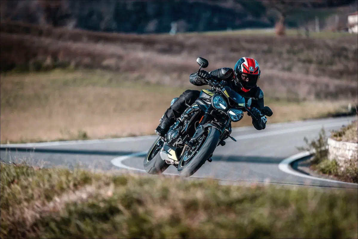 Triumph Speed Triple e Street Triple. Tre, numero perfetto (2)