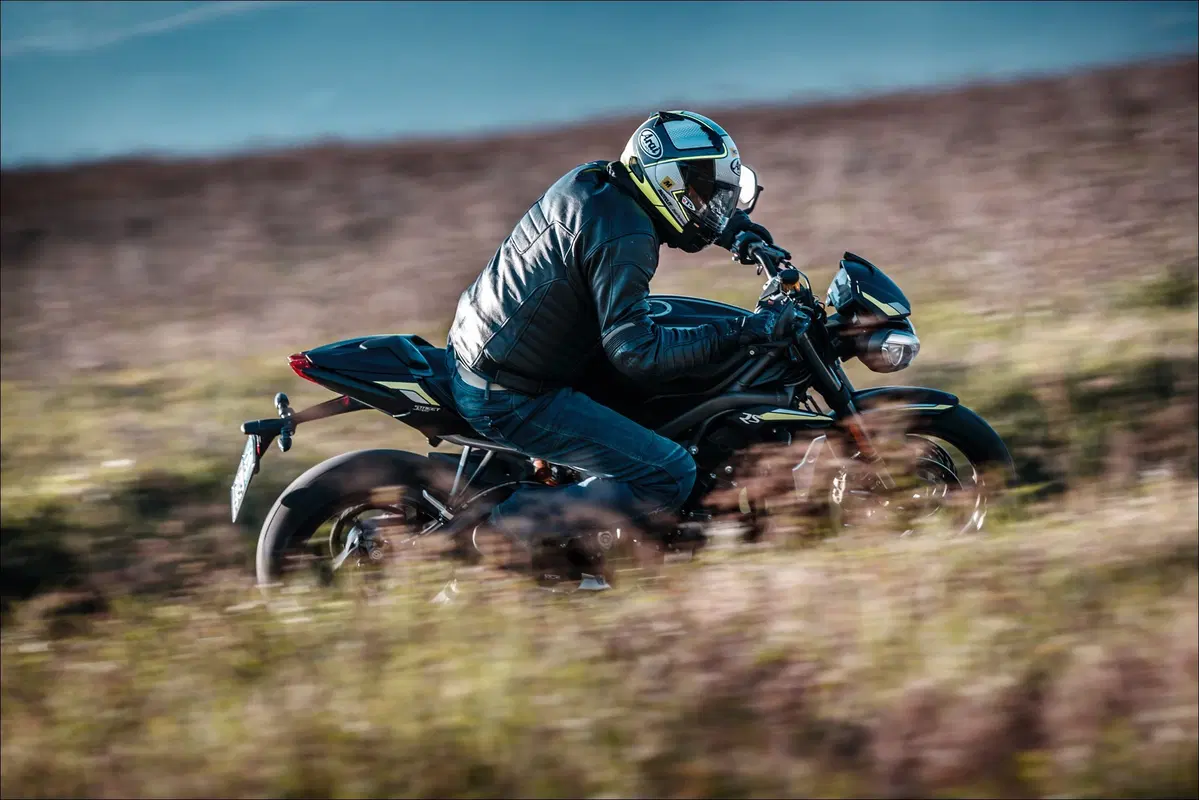 Triumph Speed Triple e Street Triple. Tre, numero perfetto (3)