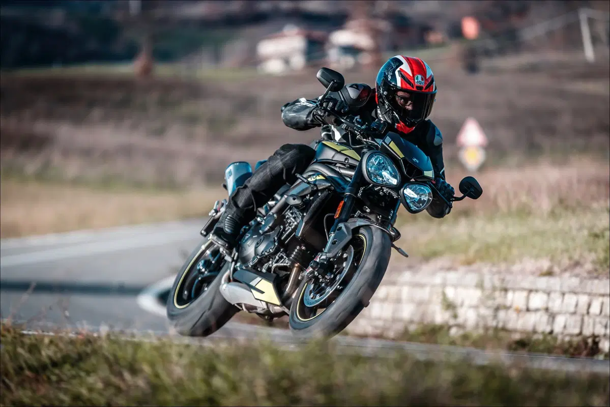 Triumph Speed Triple e Street Triple. Tre, numero perfetto (4)