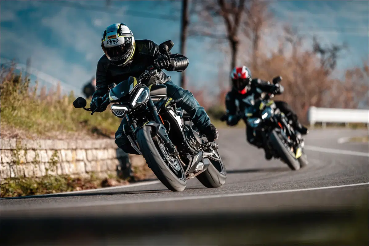 Triumph Speed Triple e Street Triple. Tre, numero perfetto (6)