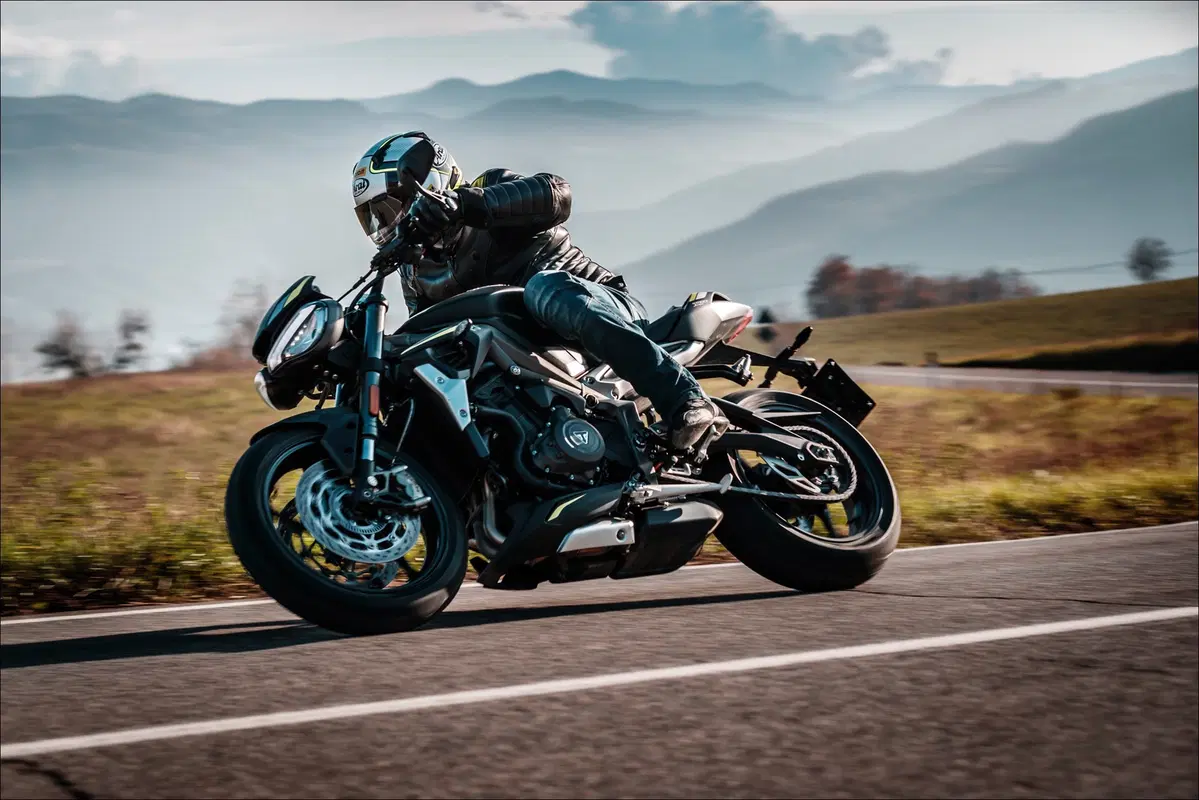 Triumph Speed Triple e Street Triple. Tre, numero perfetto (7)