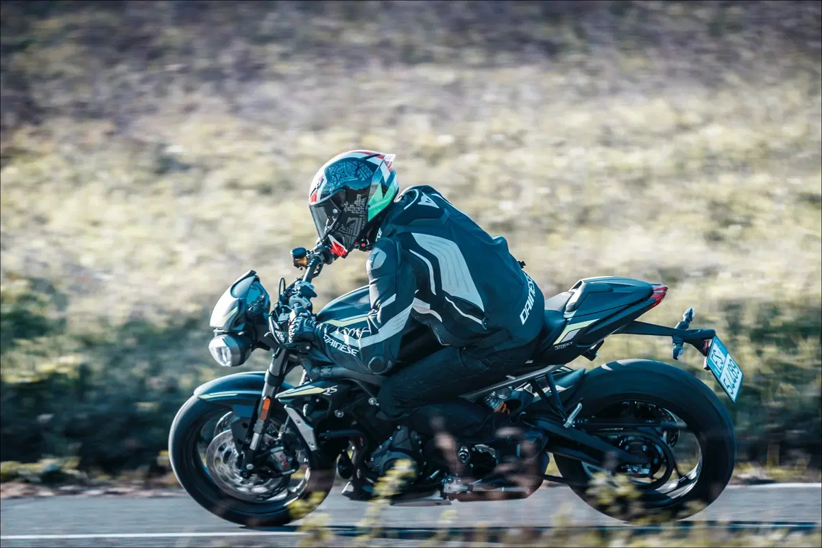 Triumph Speed Triple e Street Triple. Tre, numero perfetto (8)