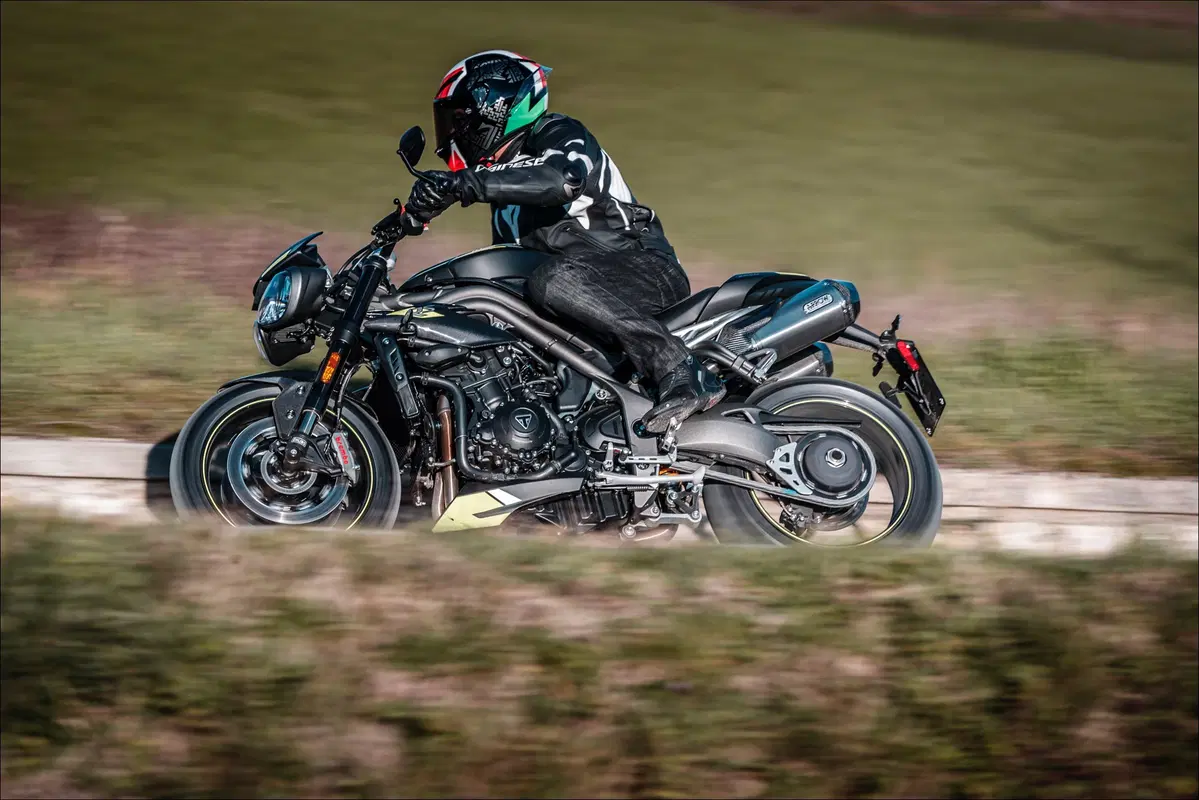 Triumph Speed Triple e Street Triple. Tre, numero perfetto (10)