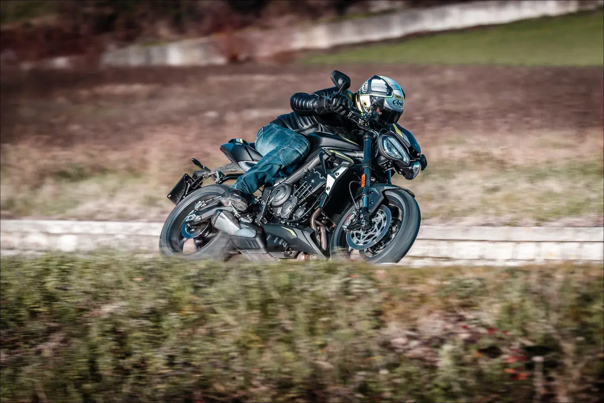 Triumph Speed Triple e Street Triple. Tre, numero perfetto (9)