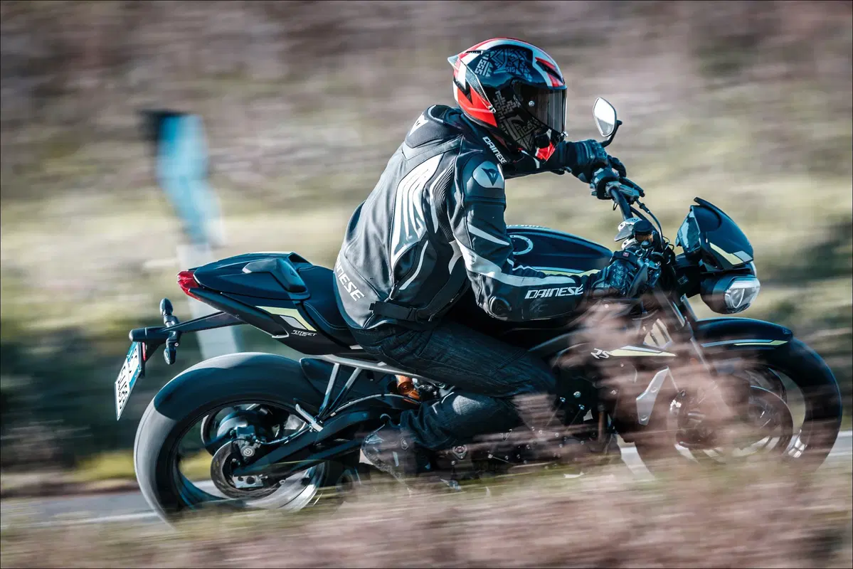 Triumph Speed Triple e Street Triple. Tre, numero perfetto (11)